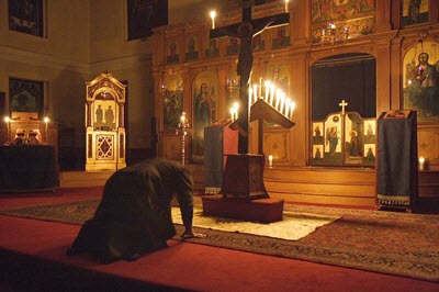 Prostrating before icon of Jesus on the cross